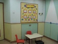 訓練室、小組室：中心內附設多間獨立課室、小組室(最多可容納10對親子)，讓幼兒有足夠的空間進行各式訓練遊戲/活動。 