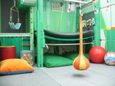 Sensory Integration Room: We enhance the children’s ability on attention span, eye-hand coordination, motor planning, visual perception, posture control through the well-equipped S.I. equipments in the safety environment. 
