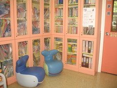 玩具图书馆内备有过百款不同的玩具，可供家长借用。