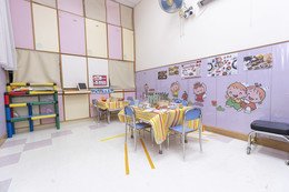 中心使用主题教学法，课室的环境布置都围绕所教的主题及字汇，从而加强学童的兴趣和认知能力。