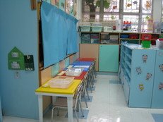 中心使用『结构化教学法』教导自闭症儿童，图为课室内的个别工作间，学童须按老师为其编订的学习程序自行完成课业。