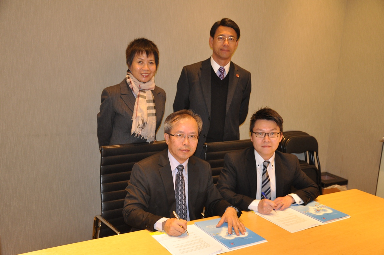 協康會與愛佑(香港)慈善基金會代表簽署合作協議。