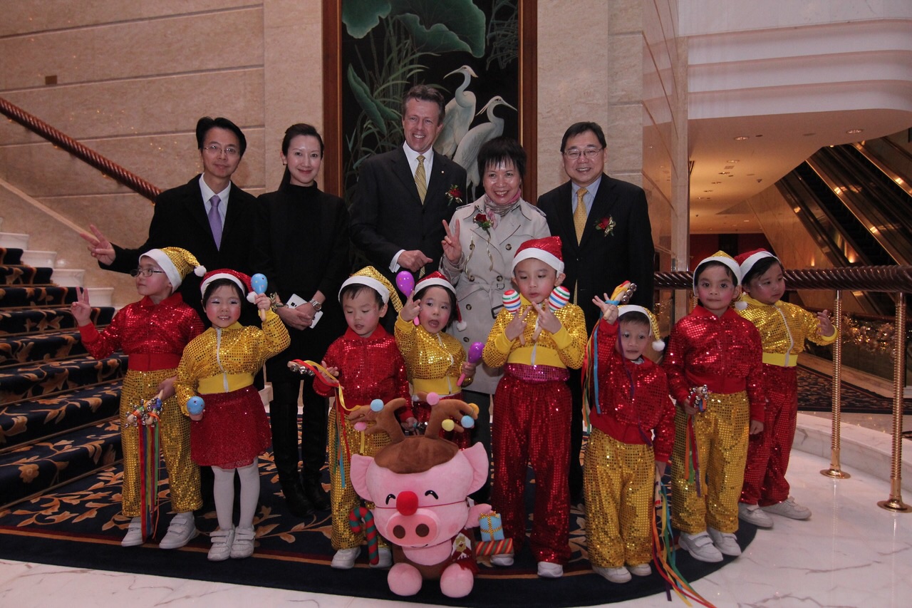 Mr Peter Wan, Vice-Chairman of Heep Hong Society, Ms Nancy Tsang, Director of Heep Hong Society, and the children and parents of Fu Cheong Centre were invited to the tree Christmas tree-lighting ceremony of Island Shangri-La, Hong Kong