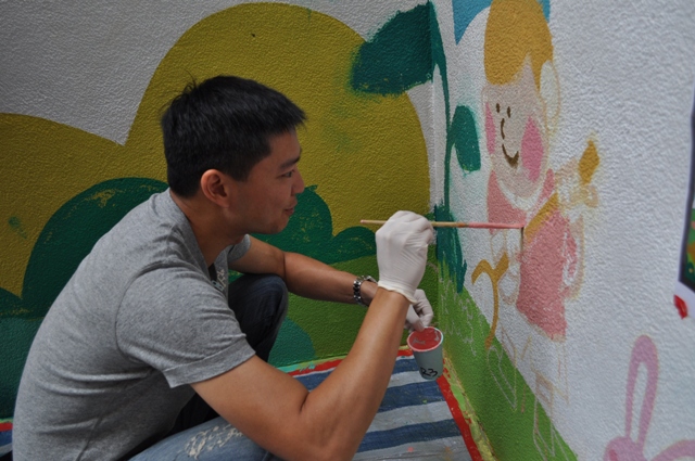 A volunteer of Rotary Club of the Peak part-took in the mural painting at Pak Tin Centre 