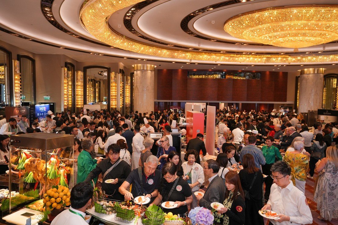 賓客於宴會大禮堂挑選美食