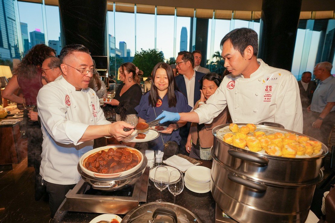 賓客於宴會大禮堂挑選美食