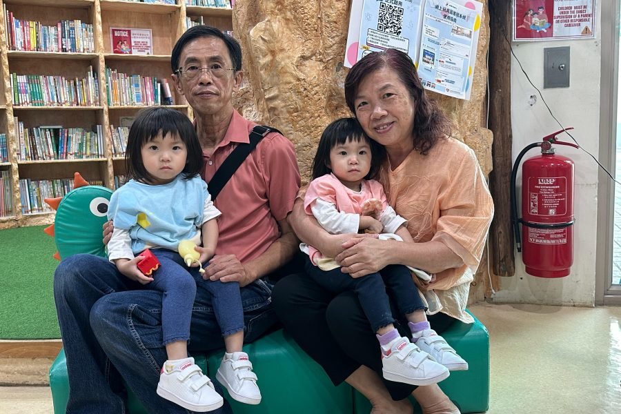 何先生、何太太及双胞胎孙女接受《黄巴士》访问